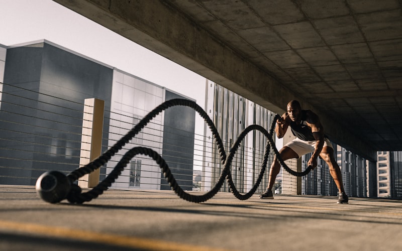 足球运动员梅西在比赛中带球突破的精彩瞬间